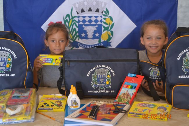 Prefeitura Entrega Mochilas E Kits De Materiais Escolares Para Alunos