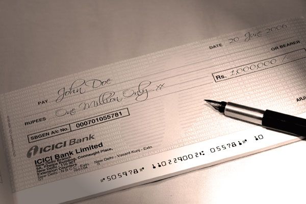 Quando assinar no verso do cheque? Endosso de Cheque